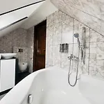 Hotell Broken Bed Hootel 3*