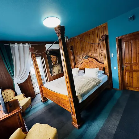 Broken Bed Hootel Kowno