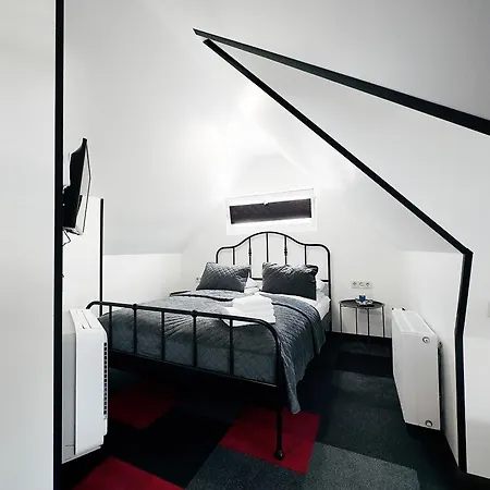 Hotel Broken Bed Hootel 3*