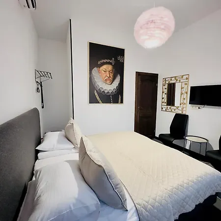 Hotel Broken Bed Hootel 3*