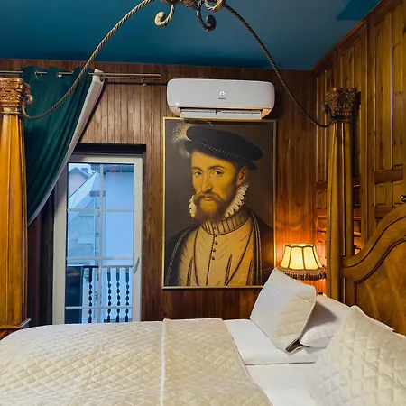 Hotel Broken Bed Hootel