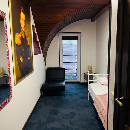 Broken Bed Hootel Hotell 3*