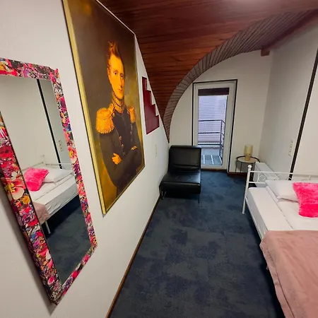 Broken Bed Hootel 3*