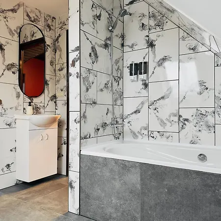 Broken Bed Hootel 3* Kaunas