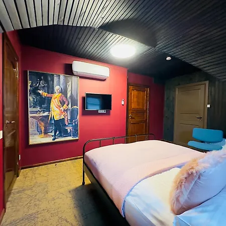 Hotel Broken Bed Hootel