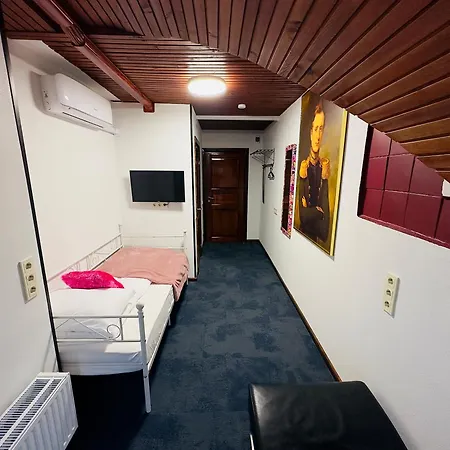 Broken Bed Hootel Hotel 3*