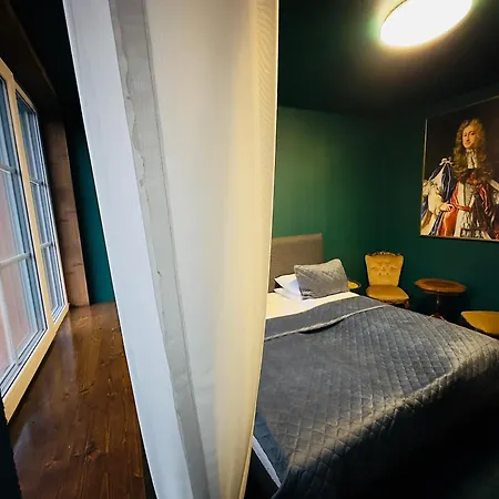 Broken Bed Hootel