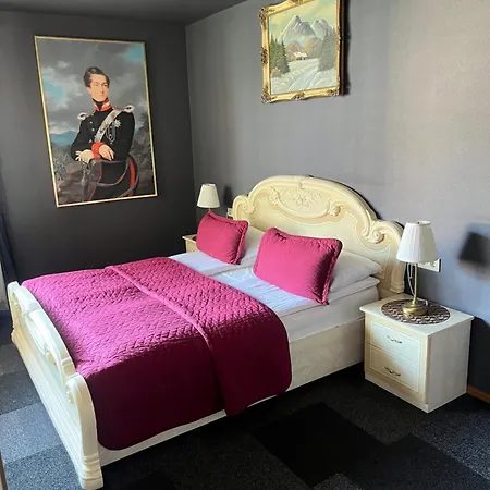 Broken Bed Hootel 3*