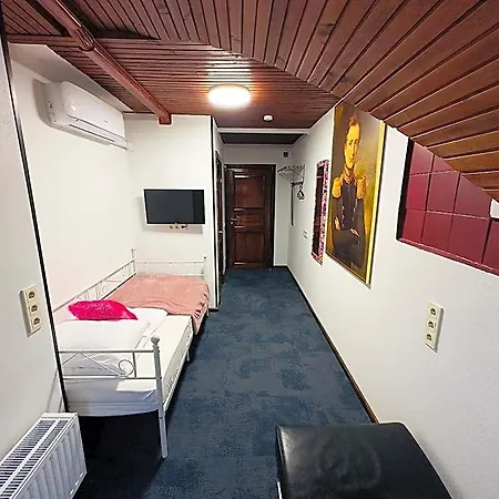 Broken Bed Hootel Hotell 3*