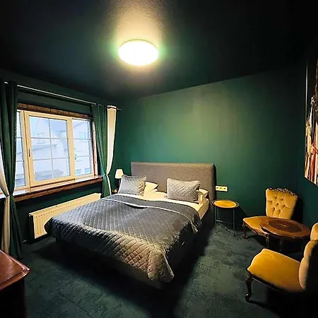 Broken Bed Hootel Hotell 3*