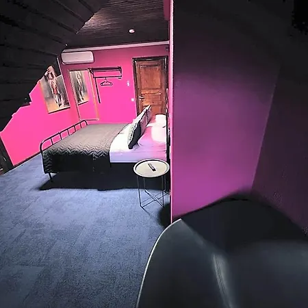 Broken Bed Hootel Hotell