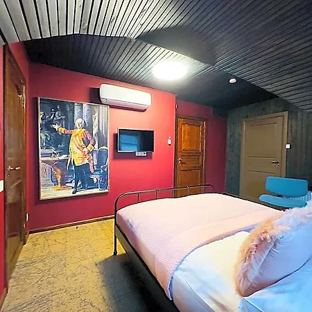 Broken Bed Hootel Hotell 3*
