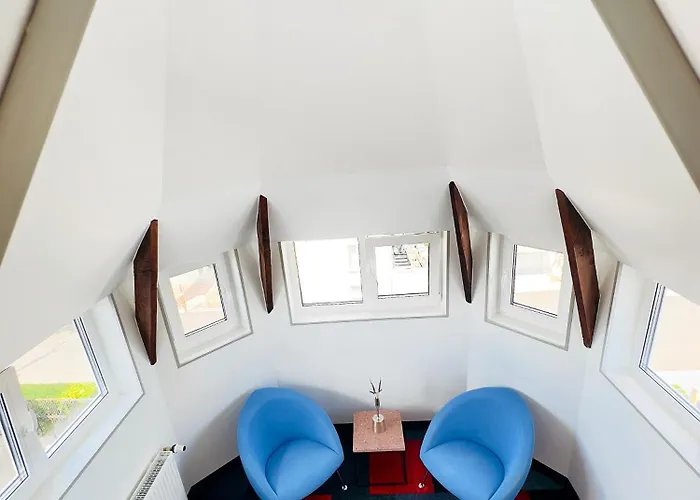 Broken Bed Hootel 3*