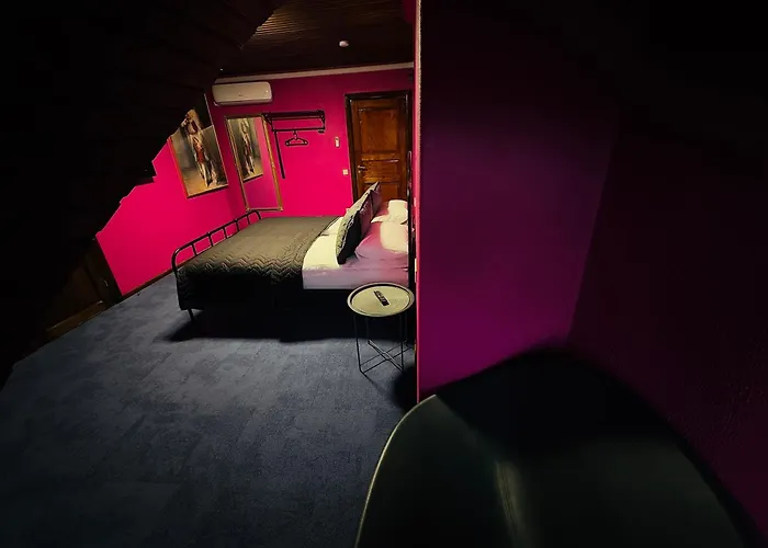 Broken Bed Hootel 3*