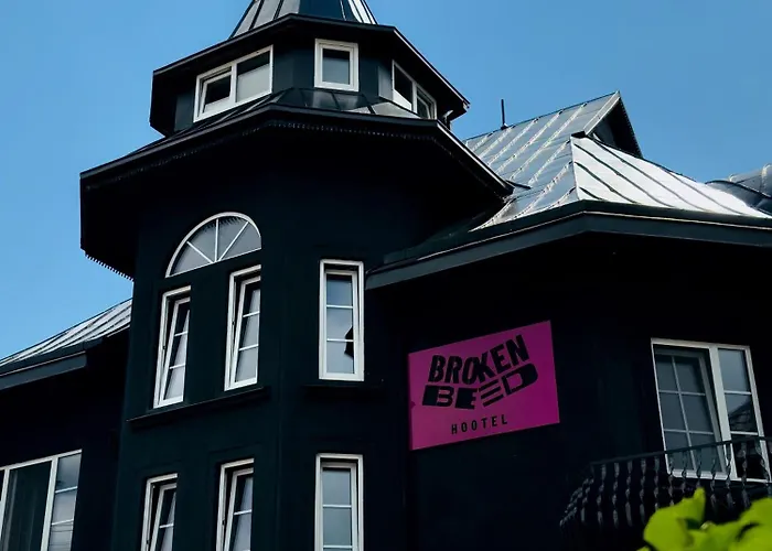 Broken Bed Hootel Hotell