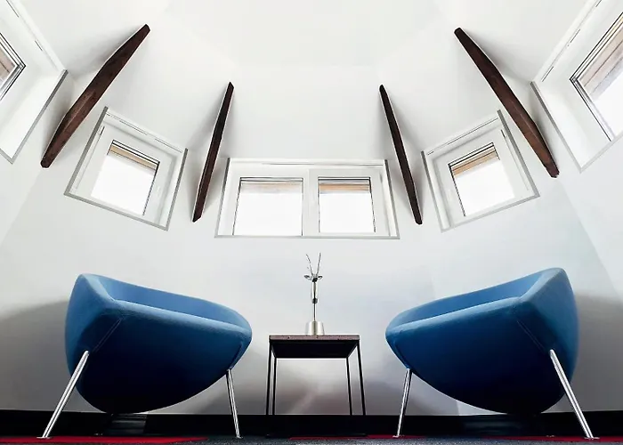 Broken Bed Hootel Hotell 3*