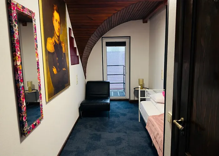 Broken Bed Hootel Hotell 3*