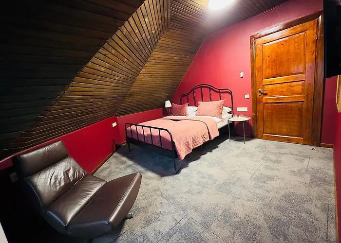 Broken Bed Hootel 3*